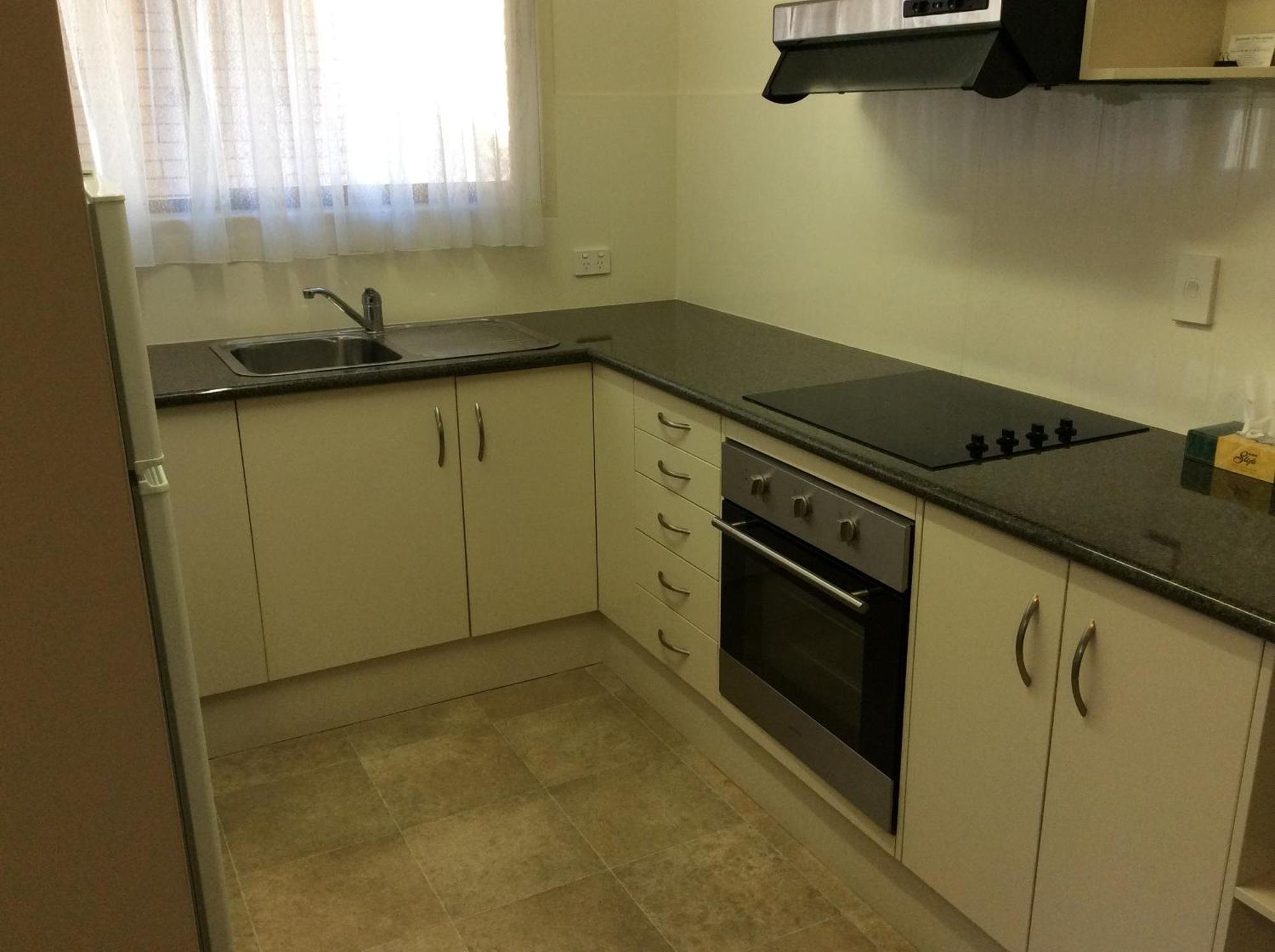 טוומבה Jacaranda Place Motor Inn חדר תמונה