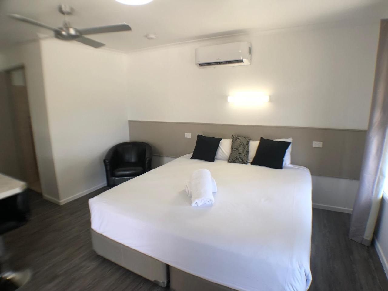 טוומבה Jacaranda Place Motor Inn מראה חיצוני תמונה